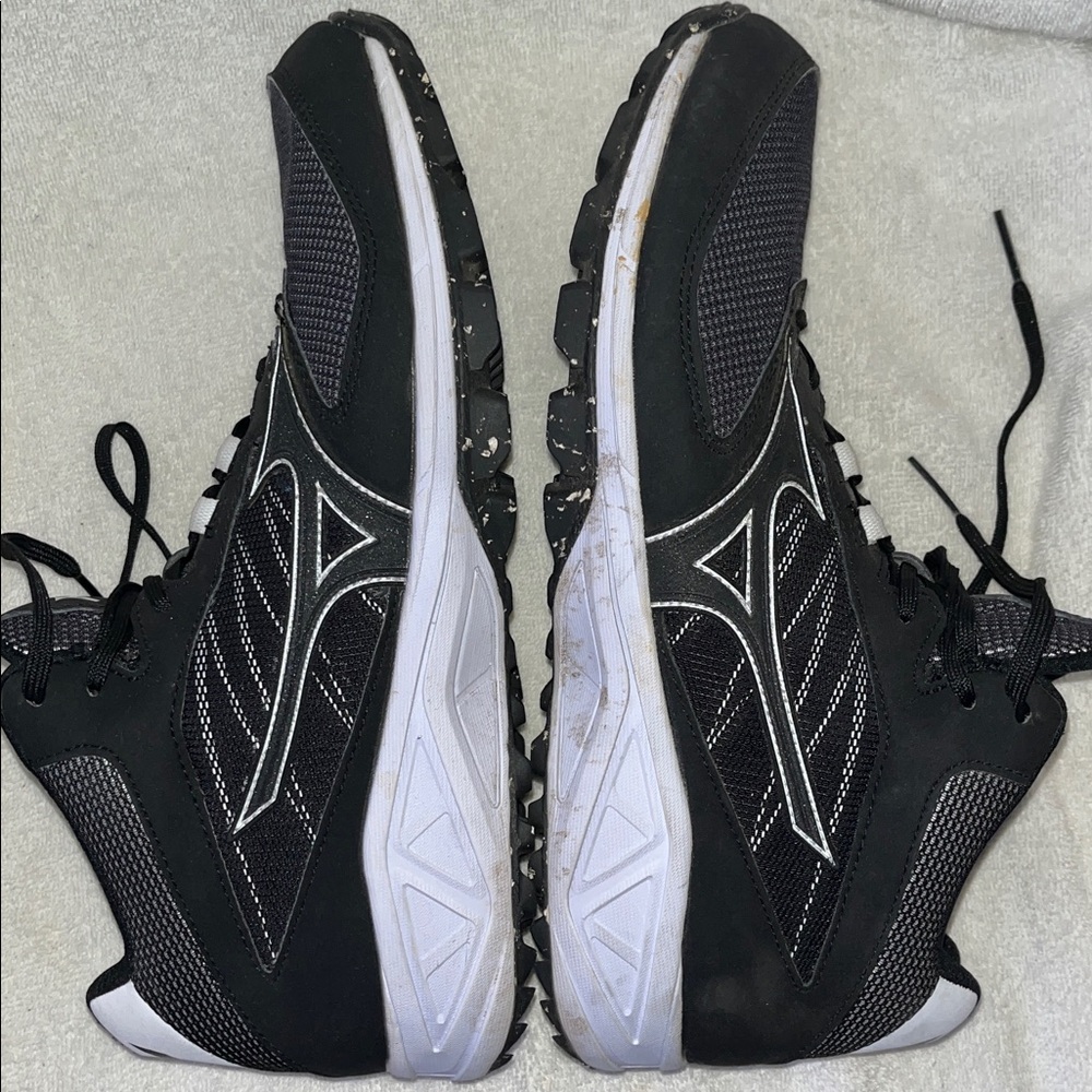 Mizuno Men's Black and Gray Athletic Shoes - Picture 5 of 9